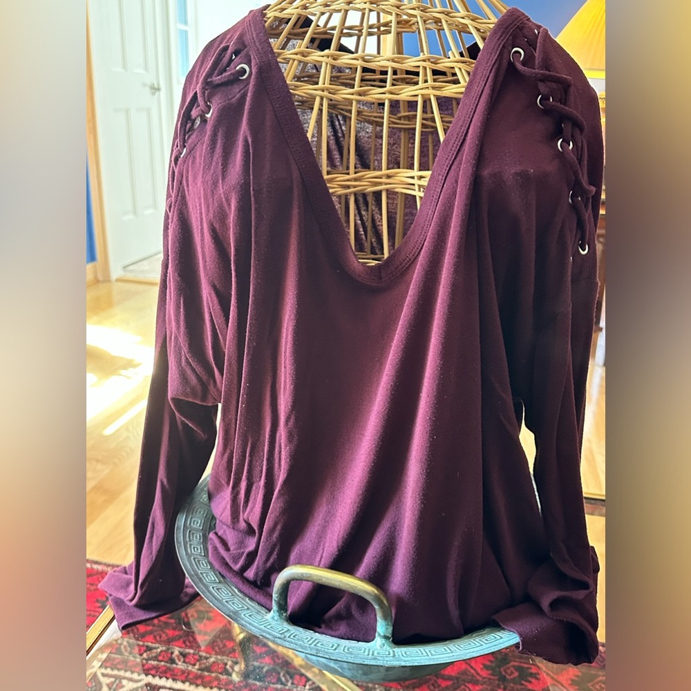 Women’s Express lace up sleeve accents casual top